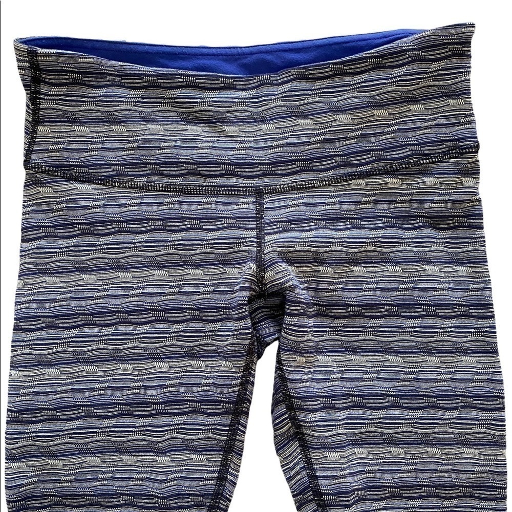 LULULEMON Athleta Capri Leggings Navy Blue Pattern Women Size 6 Comfy! - Picture 3 of 5